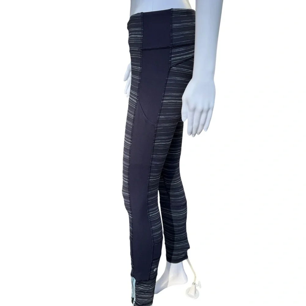 Lululemon Athletica Run the World 7/8 Legging Cyber Stripe Naval Blue Size 6 EUC